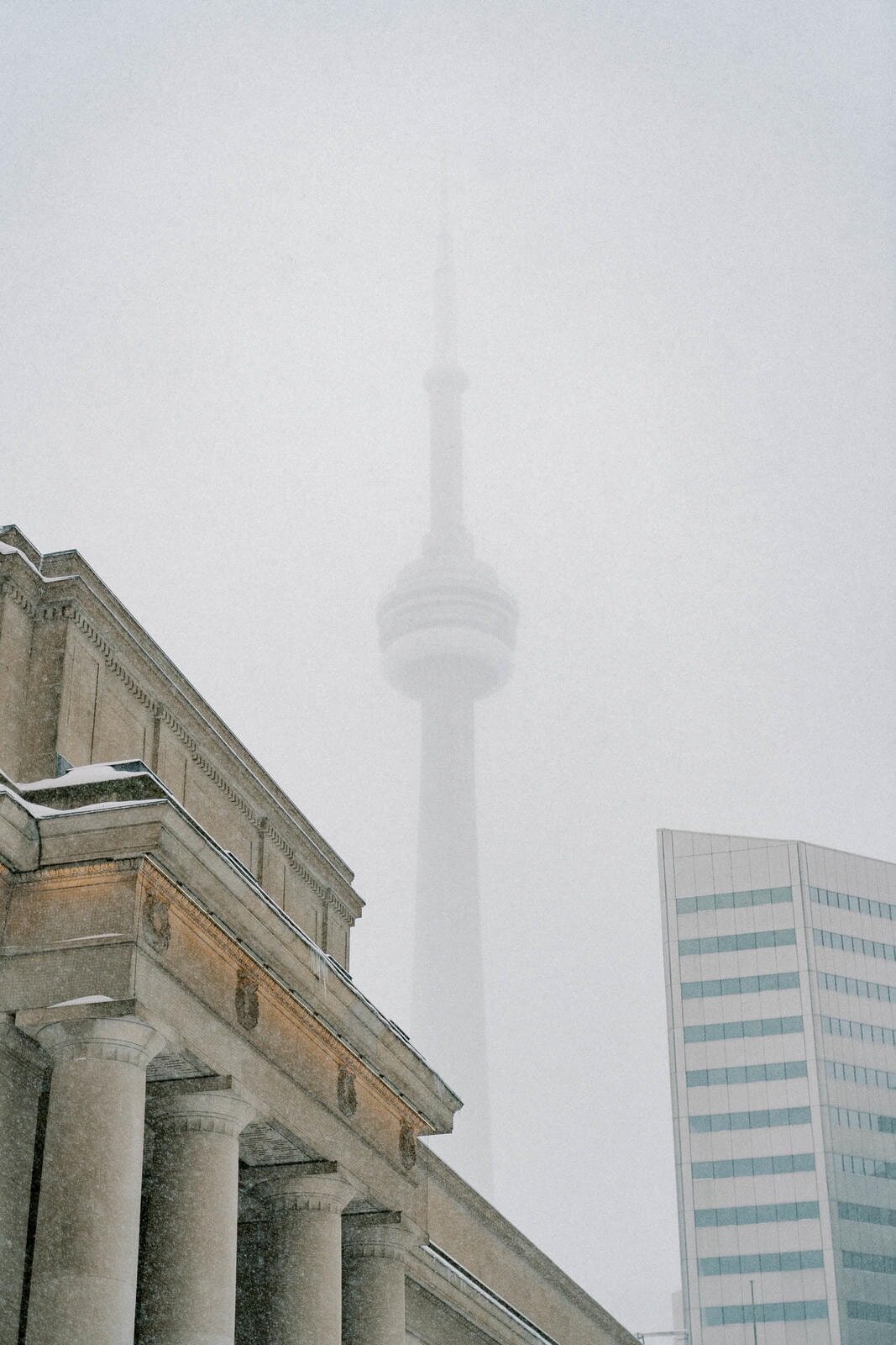 E10-Winter-snowy-engagement-photoshoot-in-Toronto-Zhan-and-Tina-2025-02-16-2500px-1001