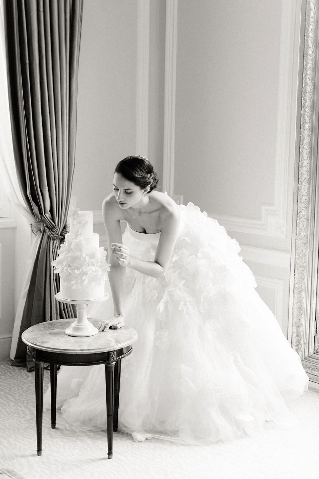bride-couture-with-white-wedding-cake1