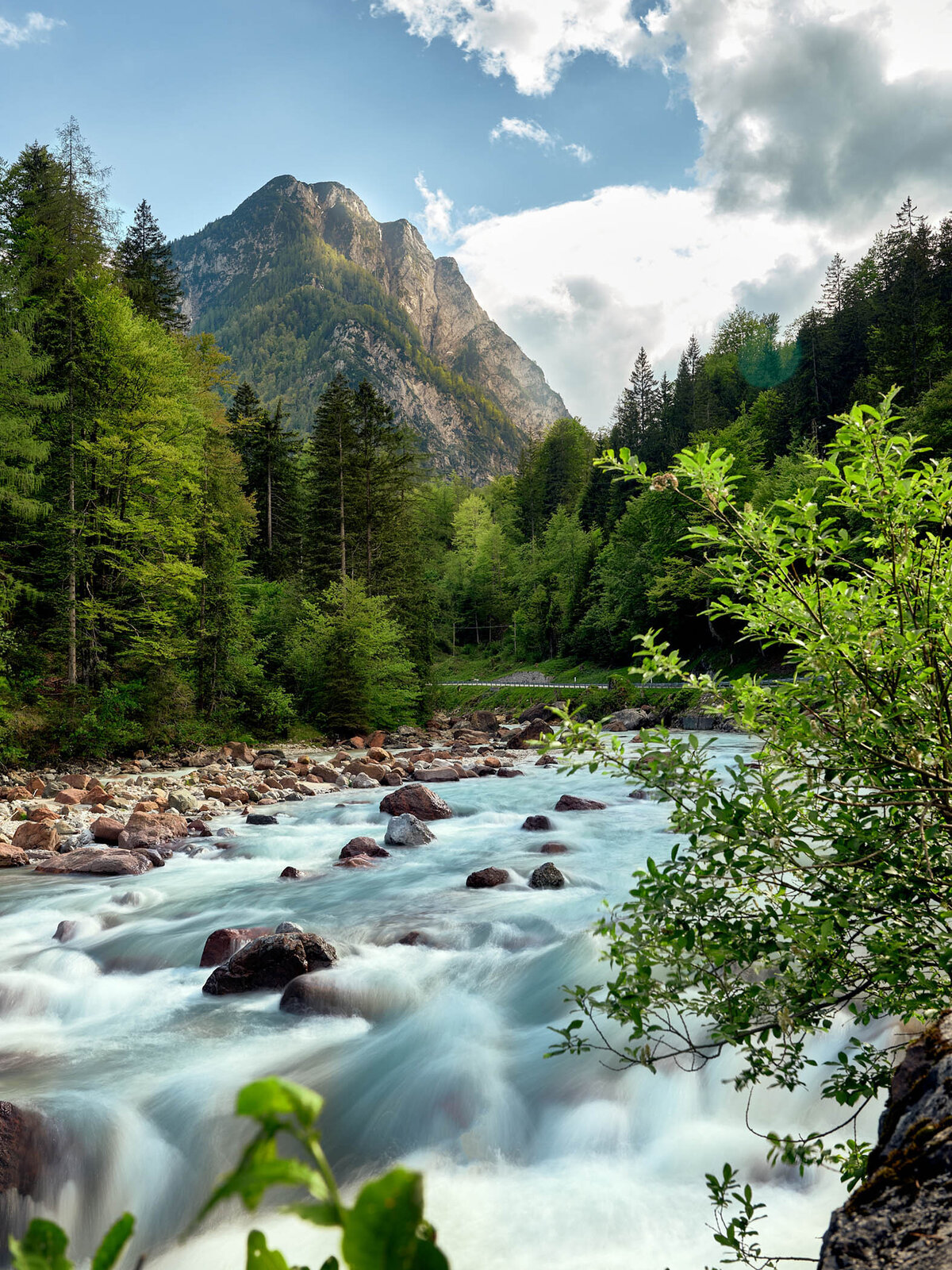 Klares Bergwasser des Rio Freddo inmitten dichter Wälder – Naturidylle nahe Cave del Predil, fotografiert vom Fotograf Atelier Schulte – professionelle Landschaftsfotografie mit Fokus auf Fluss- und Berglandschaften in Italien und Österreich.