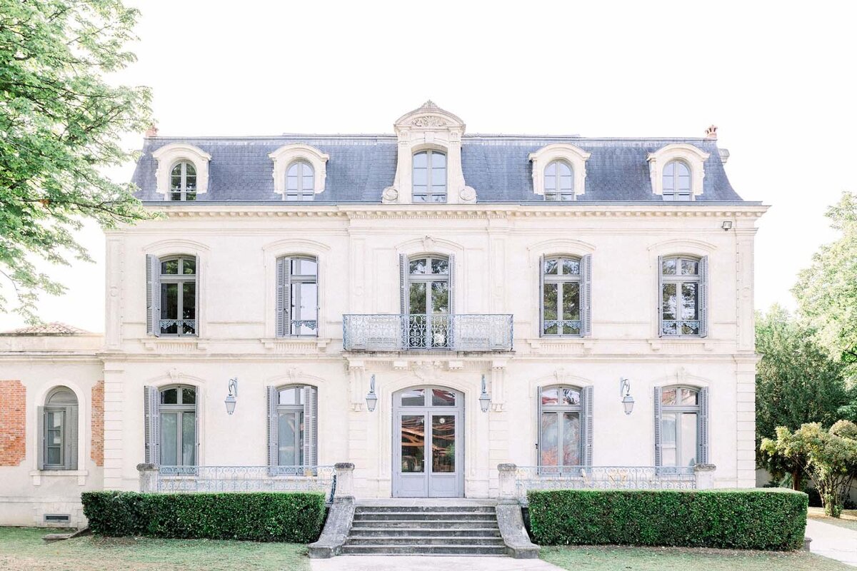 Colorful couture wedding at luxury hotel chais Monnet in Cognac - Veronique Lorre artistic direction floral designer2