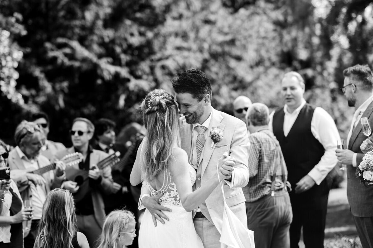  Beeldenmaker uit Leiden legt de bruid en bruidegom vast tijdens de eerste dans.