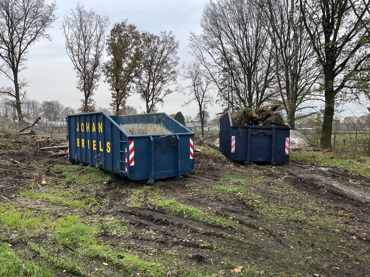 IMG_9769 copyJohan Briels Grondverzet bedrijf, Roggel, slopen, fundering, vijver, zwembad, containerbakken, afval, puin, korrelmix, zand, bomen