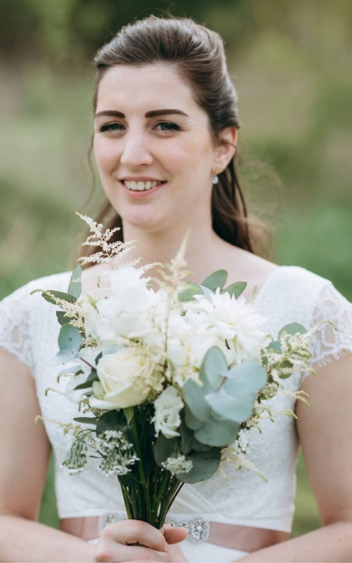 Bruidsboeket met dahlia in wit groen
