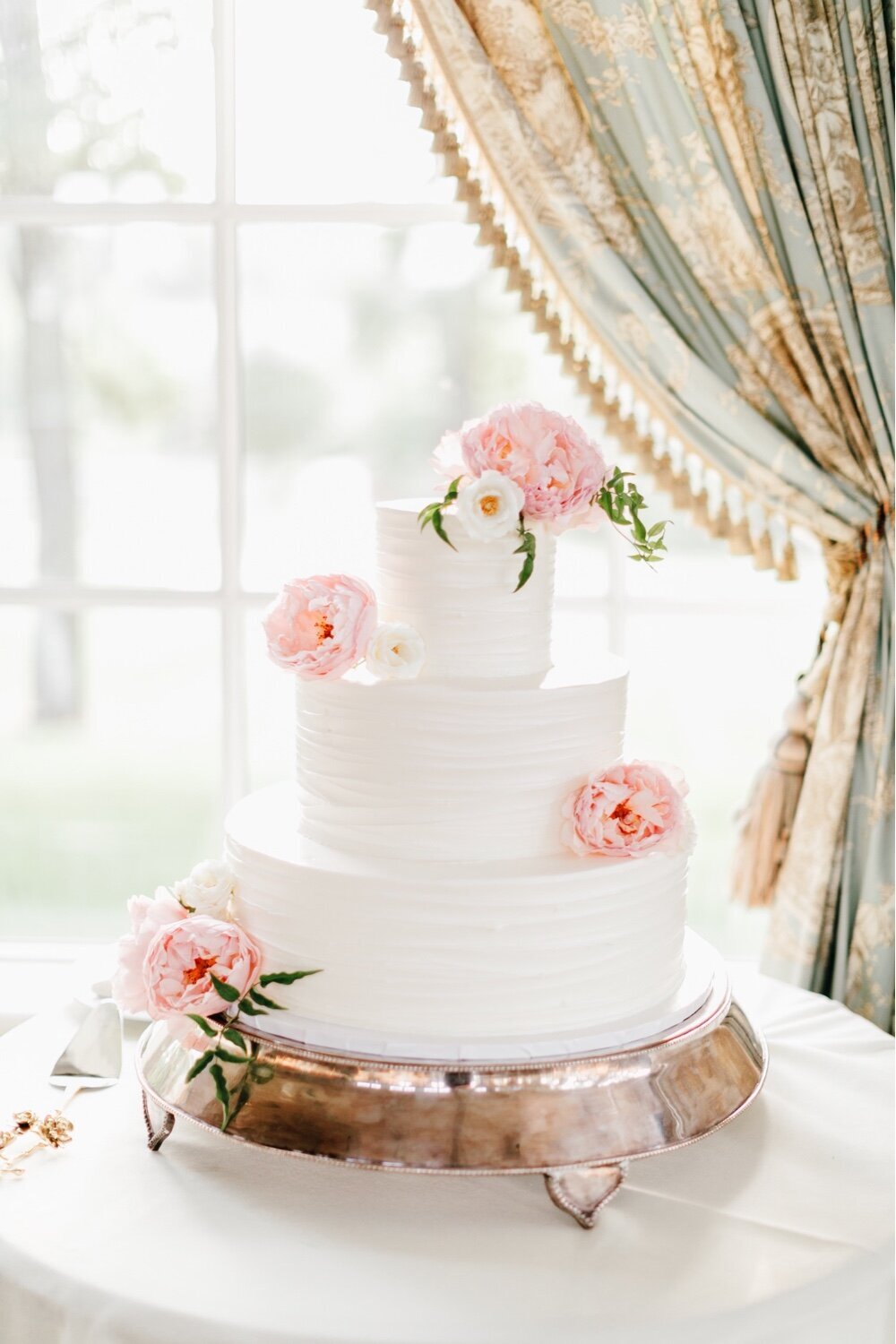 065_wedding-cake_all-white-wedding-cake