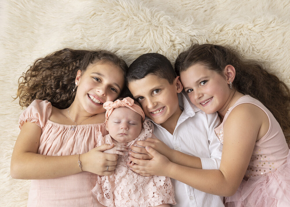 NEWBORN_BABYGIRLINPINKWITHBROTHERSISTERS