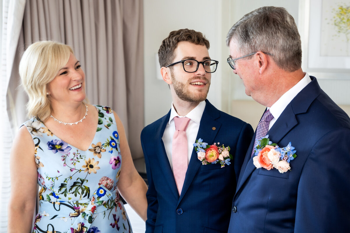312_gettingready_Bob&DawnDavisPhotography
