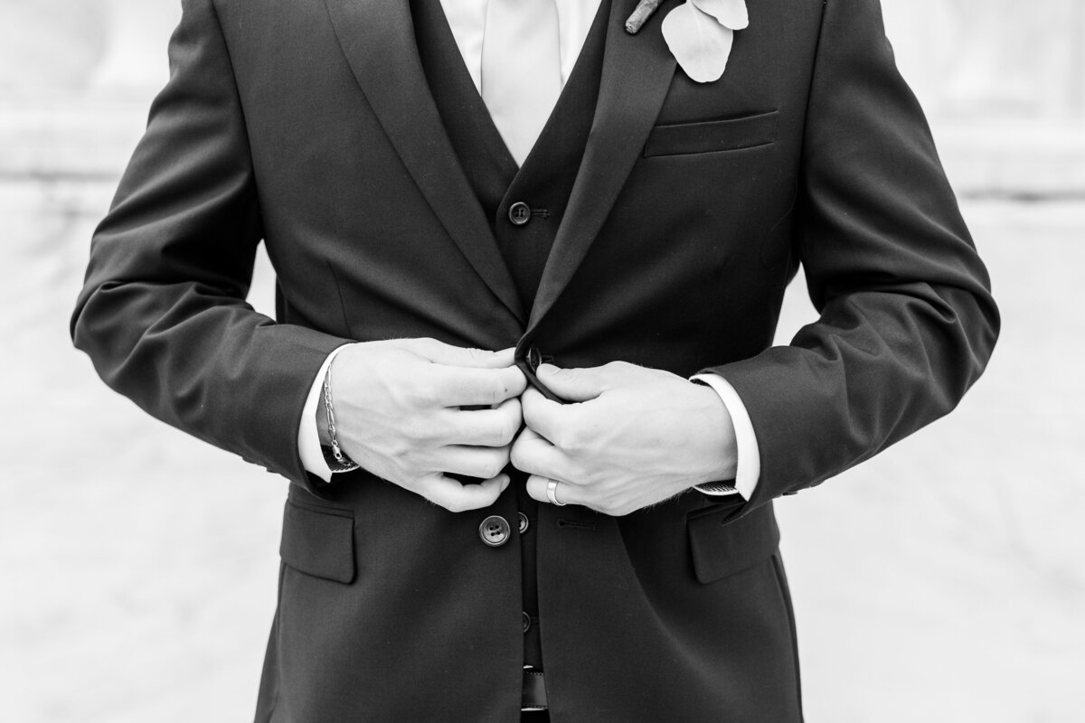 detroit-downtown-wedding-michigan-bride-groom-sweetest-heart-of-mary-church30