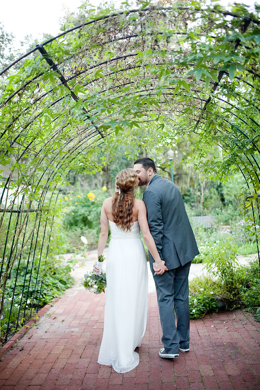 orlando wedding couple kissing