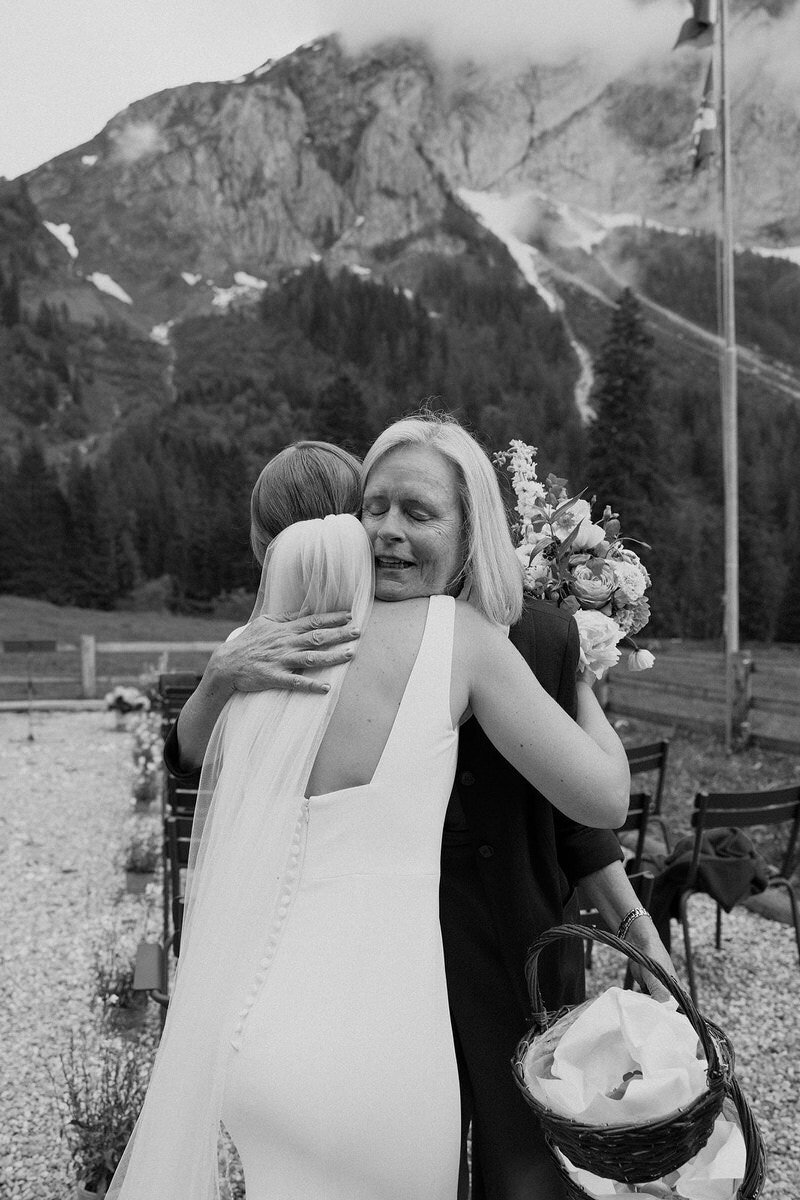 wedding-emotion-bride-hugs-mother-in-law-laurianevega