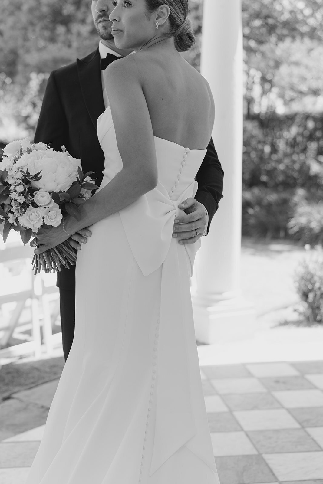 charleston_spring_wedding_black_and_white_detail_big_bow_back_of_wedding_dress_kailee_dimeglio_photography-325_websize