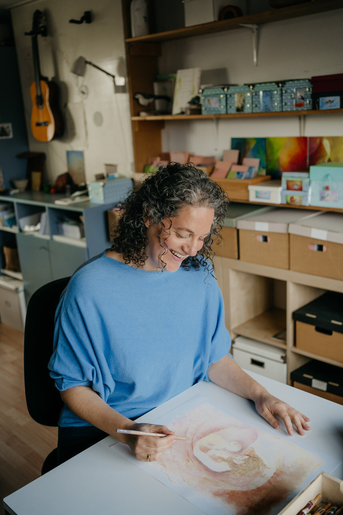 Branding shoot vrouw is aan het tekenen. 