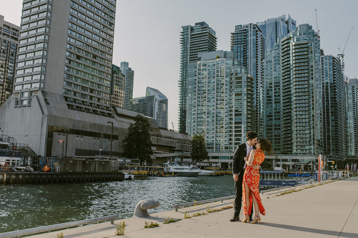 toronto-city-elopement-city-hall-ttc-subway-sugar-beach-fun-romantic-sumer-wedding-2808