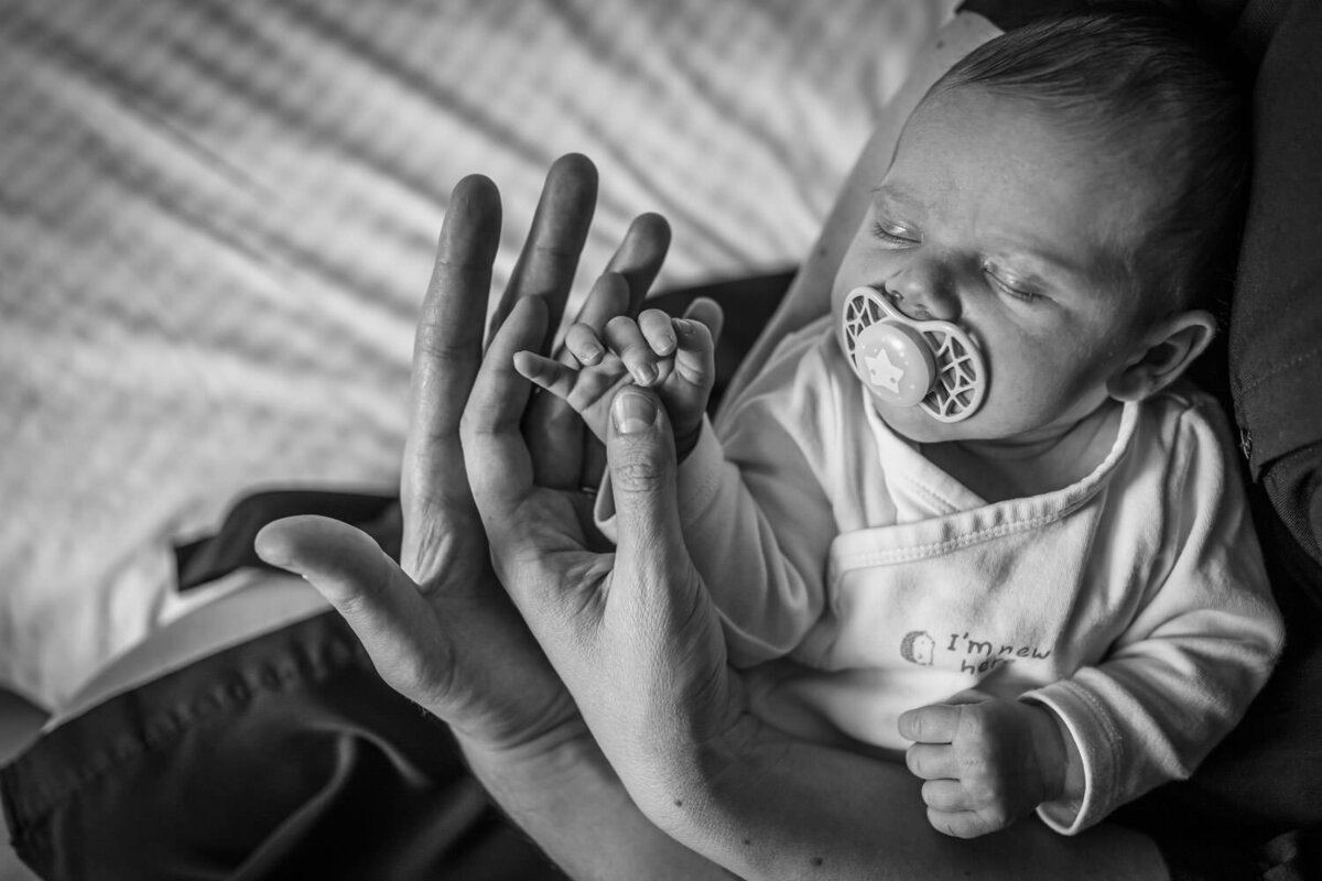 Newborn_foceni_u_vas_doma_KarolinaTicha_rodinna_fotografka_Praha_Praha_vychod_1500_55
