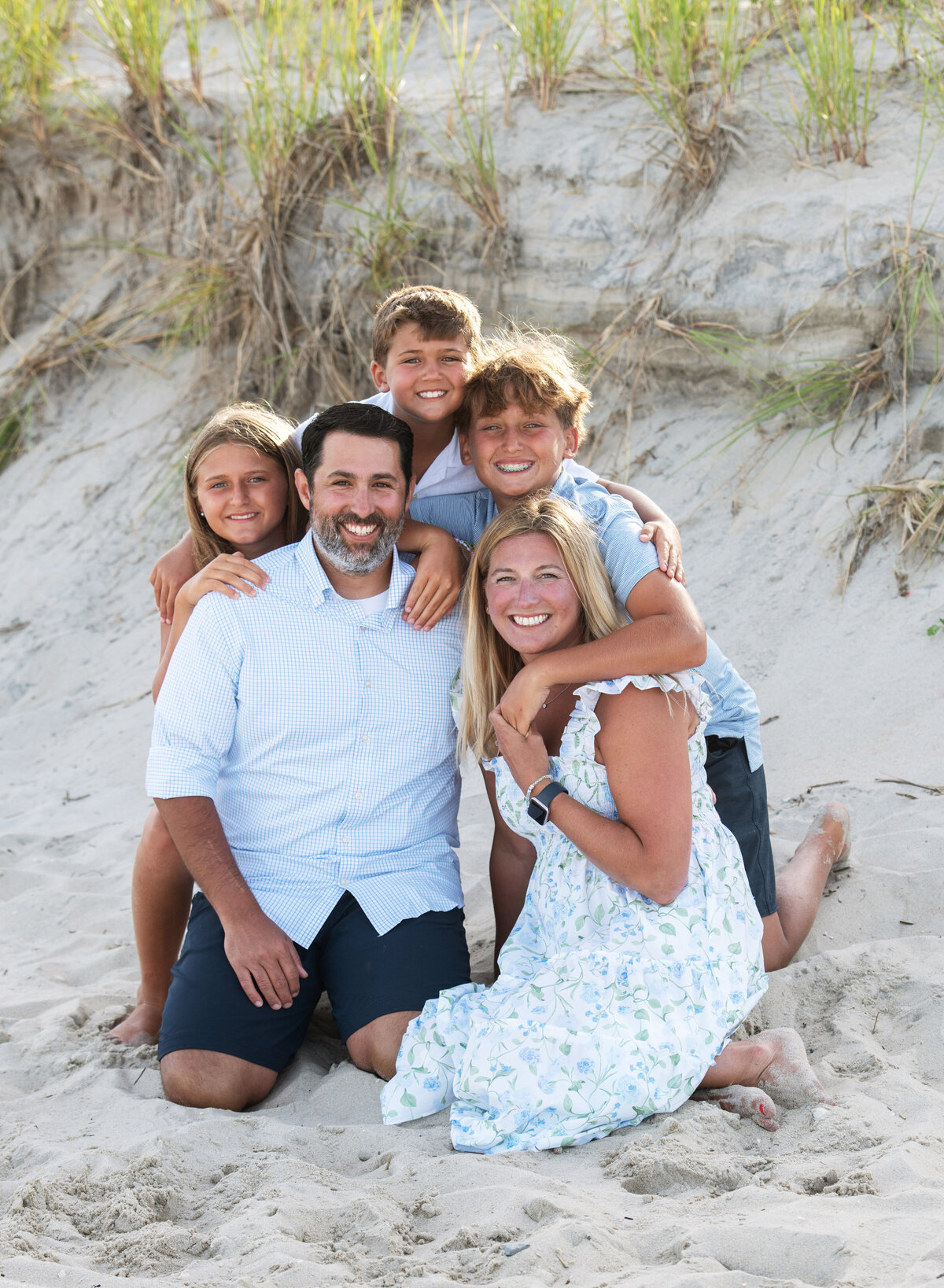 happy_smiling_family_on_beach_dune