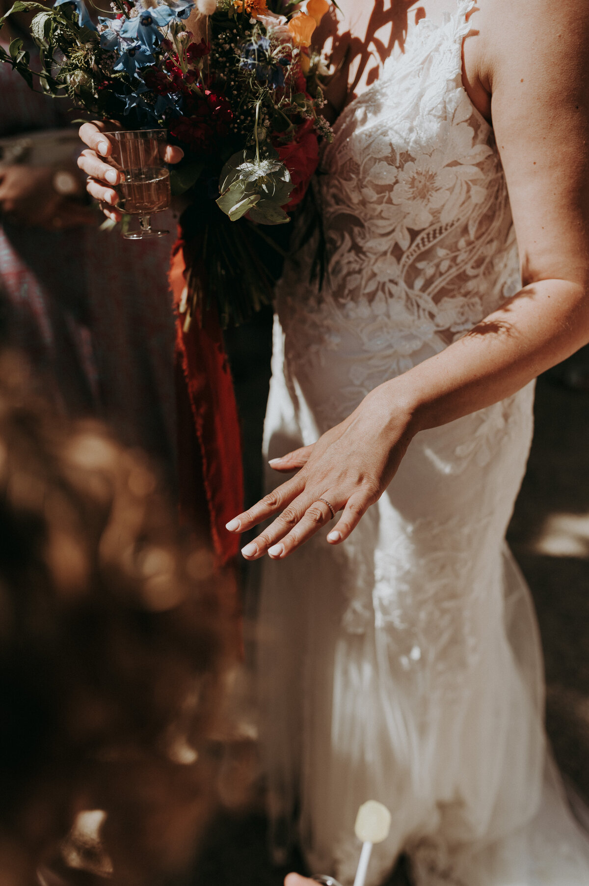 Bruid toont haar ring.