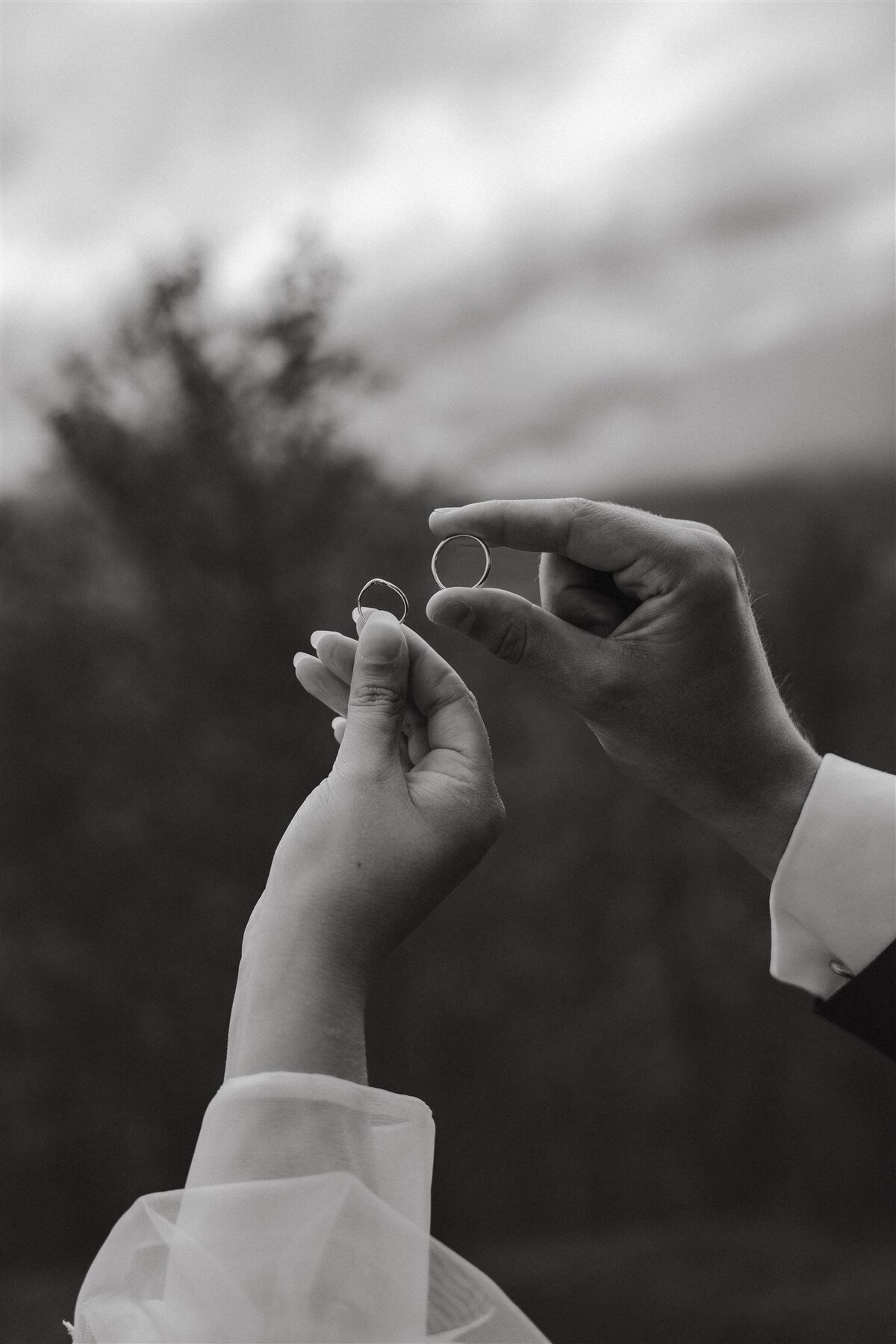 Fotografieravhanna_weddingphotographer-Pää&Brendan-Nikkaloukta-Porträtt-vid-kapellet84