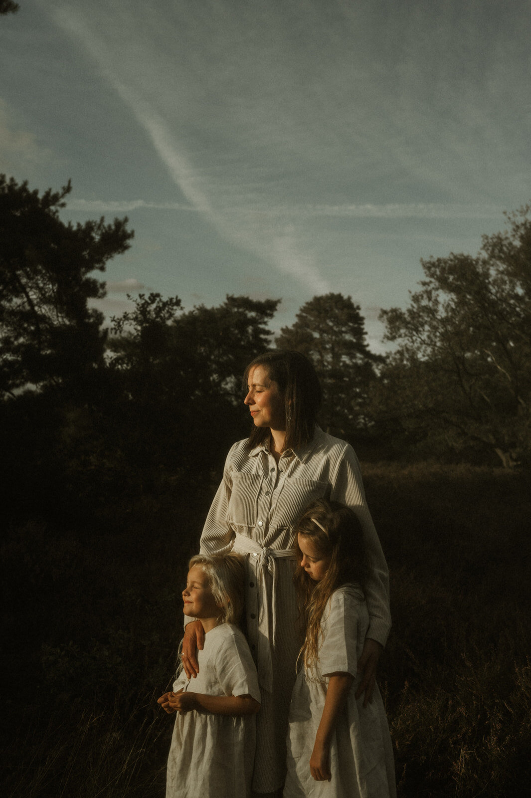 Gezinsfotografie in Nijlen tijdens golden hour – pure, spontane momenten vastgelegd in de heide.