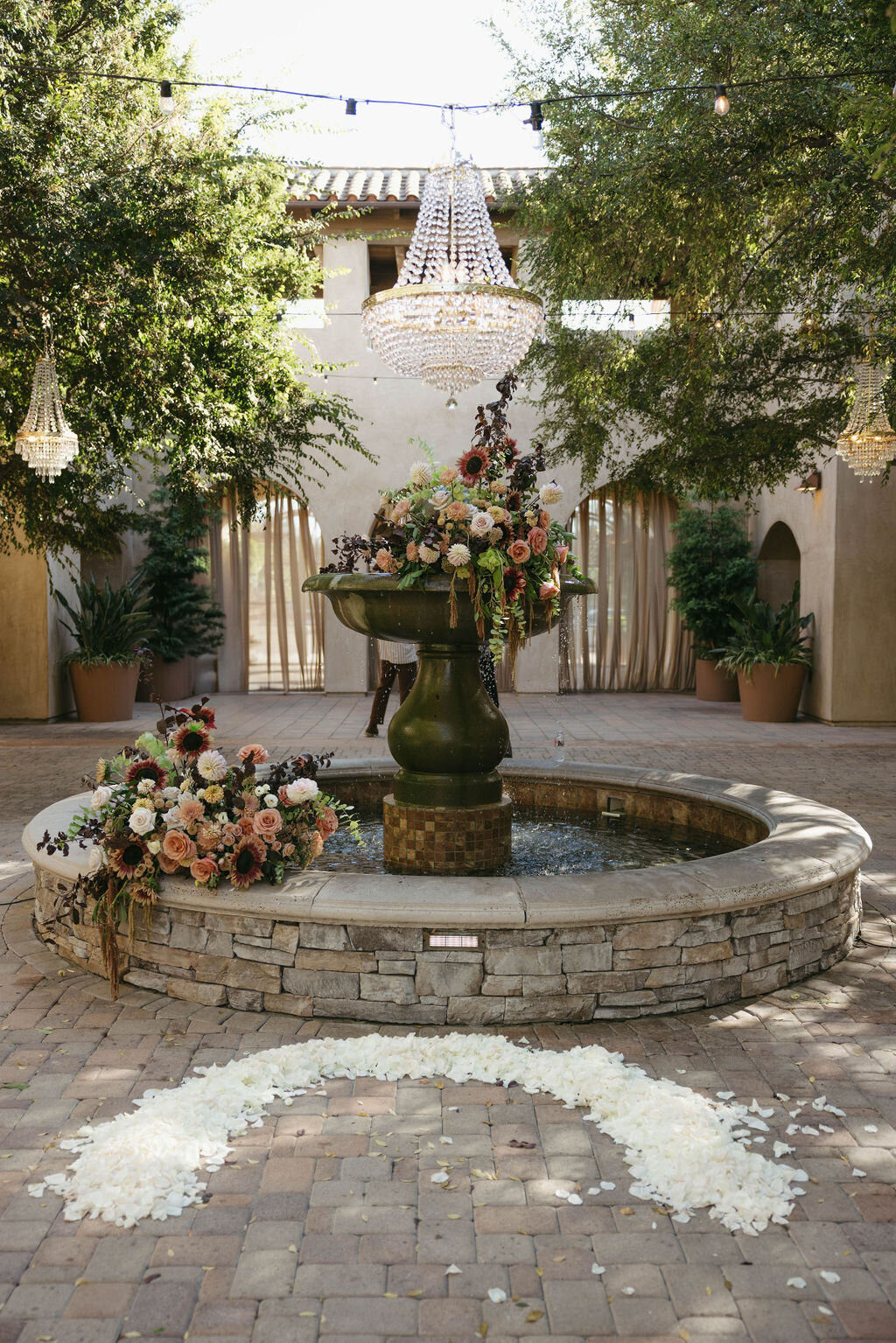 pretty-palm-leaf-event-co-molly-and-rodrigo-wedding-in-serra-plaza-25