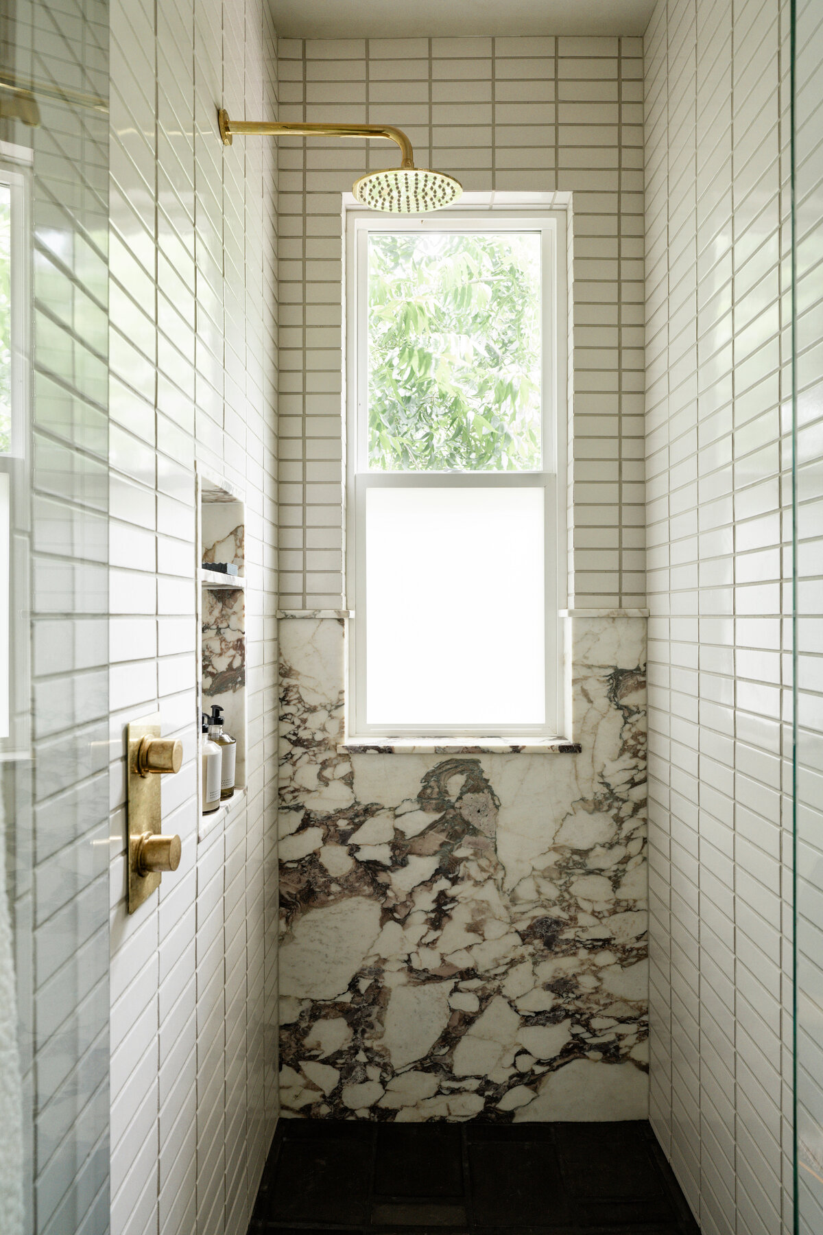 house-franc-avenue-h-hyde-park-bathroom-remodel-addition-historic-home-calacatta-marble-shower-fireclay-tile-window-unlacquered-brass-faucet-historic-neighborhood-austin-texas