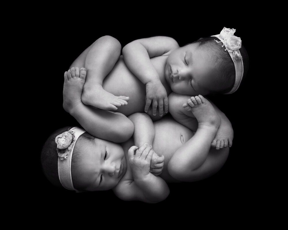 NEWBORN_BABYGIRLSTWINSWOMBPOSEBLACKANDWHITE