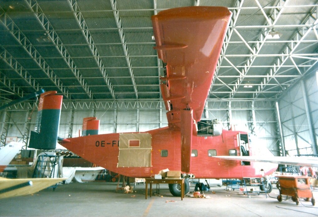 Zu sehen ist ein Bild aus den Anfängen der Pink Skyvan. Vom esten Flugzeug aus Singapur bis heute