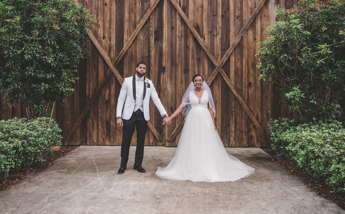 Newlyweds-Barn-at-TH-Cierra-English