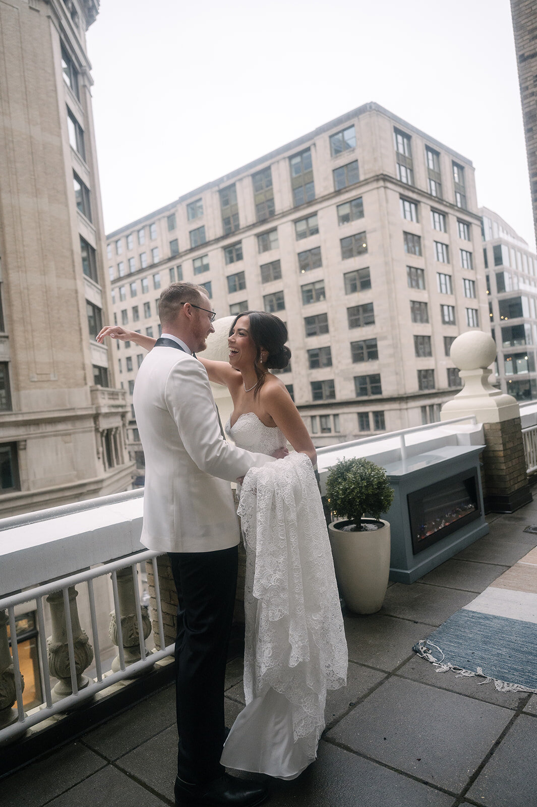 first-look-winter-wedding-at-boston-park-plaza