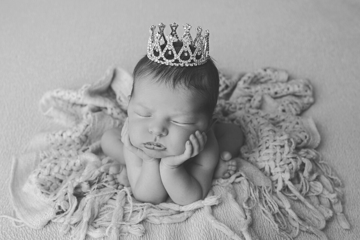 newborn-photographer-near-me-lake-geneva-wisconsin-munchkin-moments-by-stephanie
