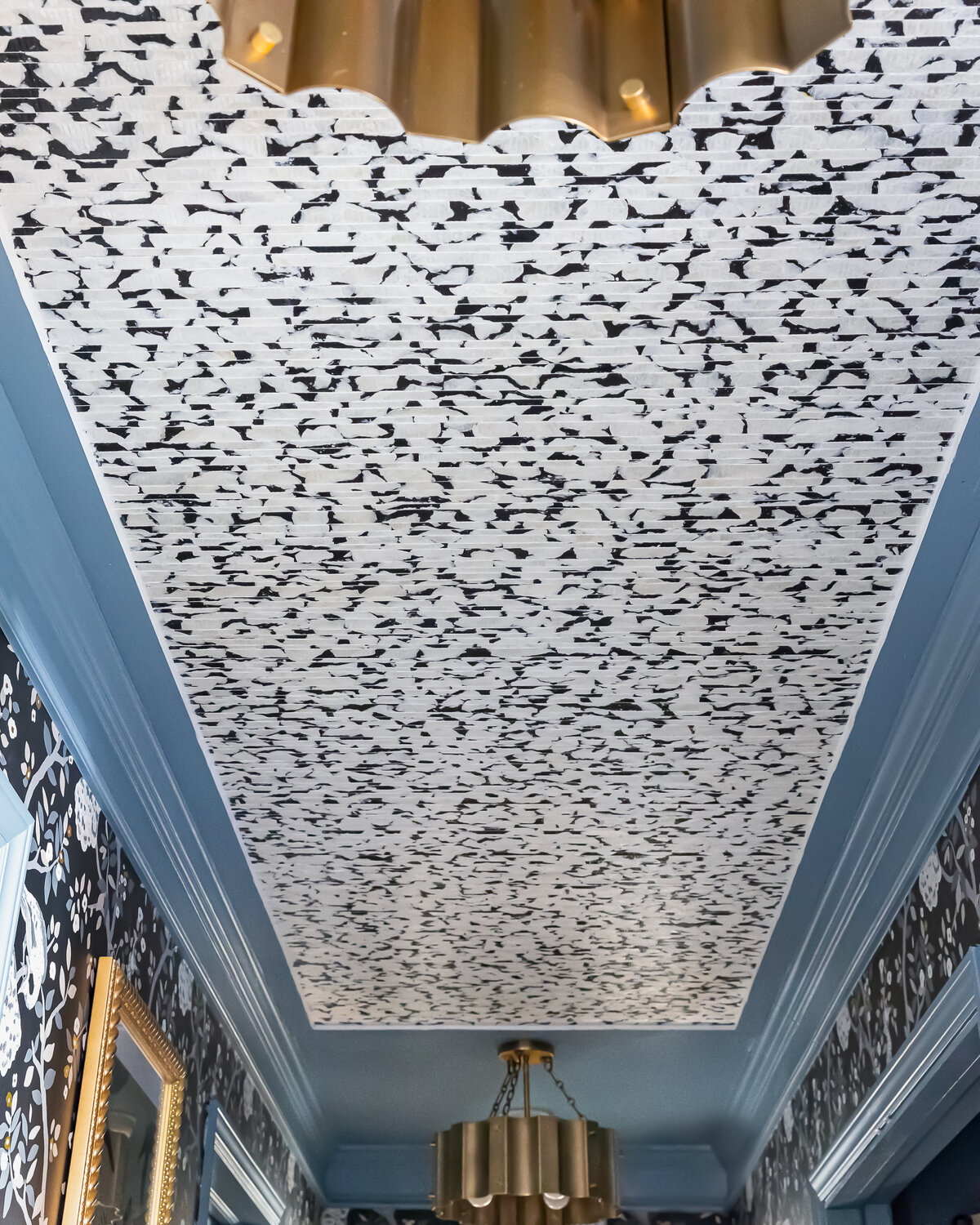 a black and white pattern on a hallway ceiling