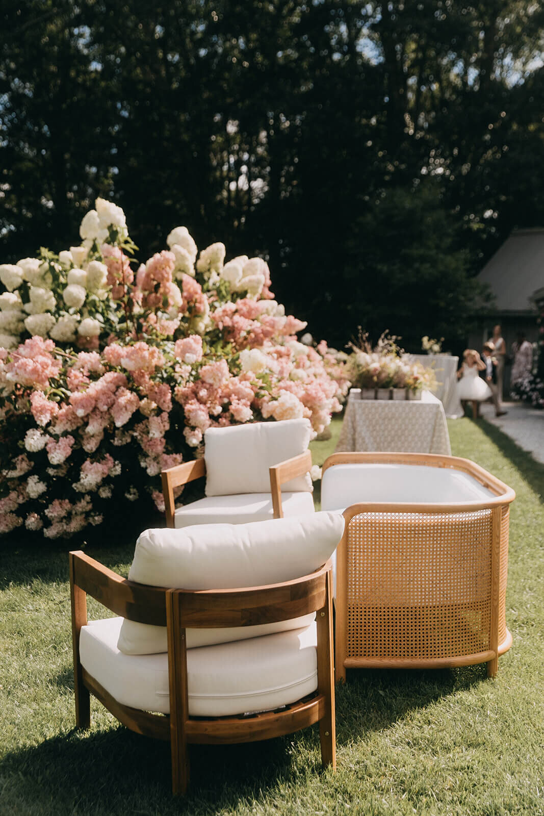 36.wedding-lounge-furniture-pink-white-hydrangeas