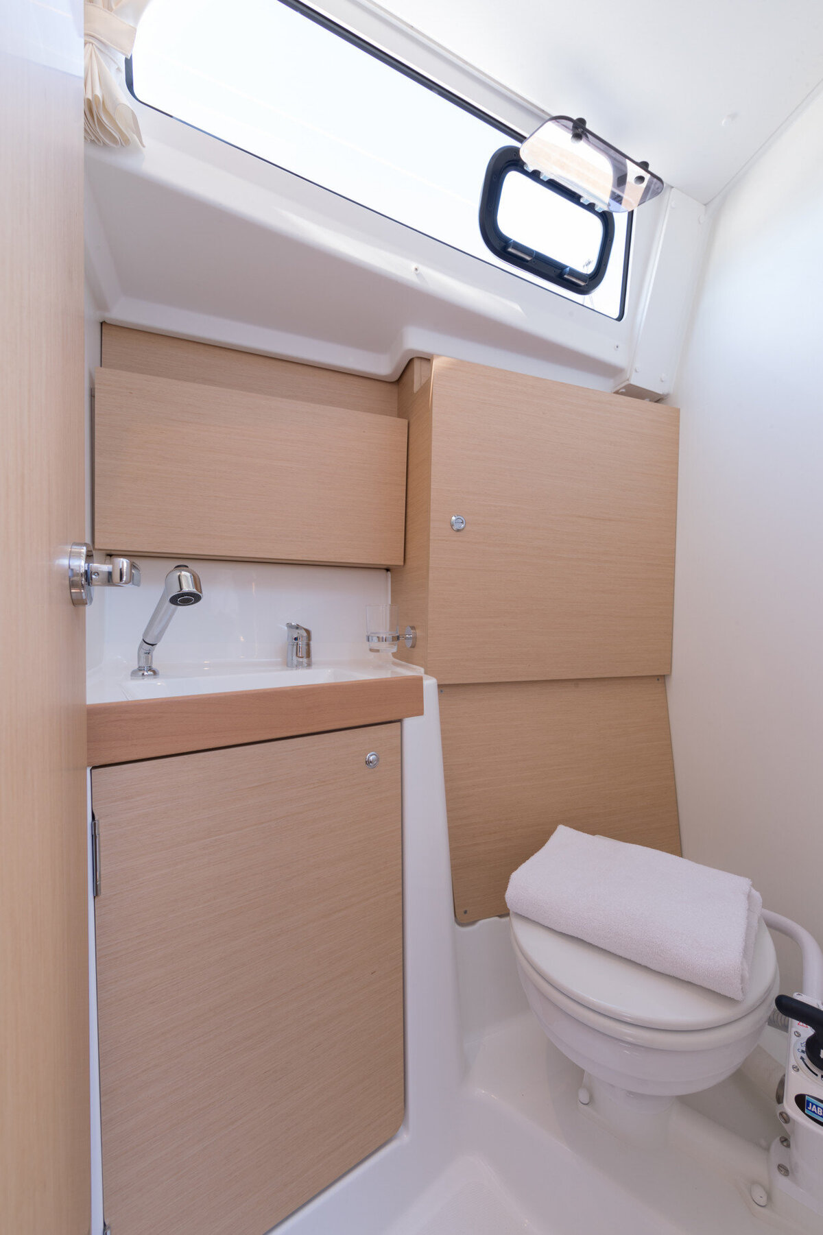 beneteau-oceanis-38.1-interior-3