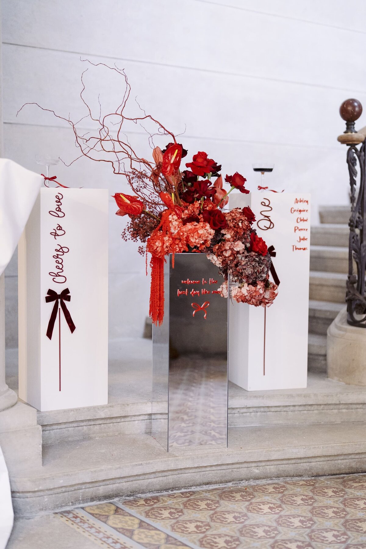 composition-florale-romantique-rouge-et-vintage