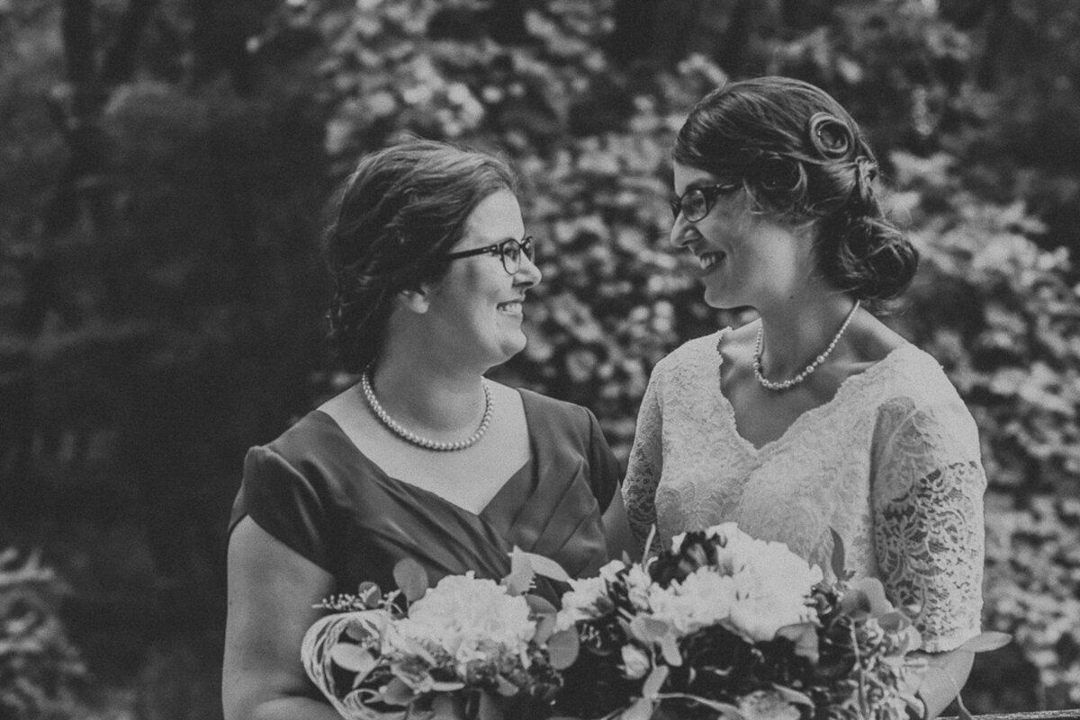 wedding bridal party | Iowa wedding photographer | Iowa Photographer | Playlife | Cedar Rapids | Iowa City | Kalona | Alaynna Ann Schwartz-35