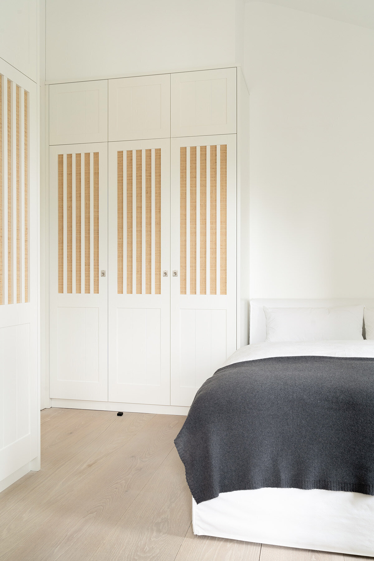 Wohnen-und-Schlafen-Schlafzimmer-Kleiderschrank-3