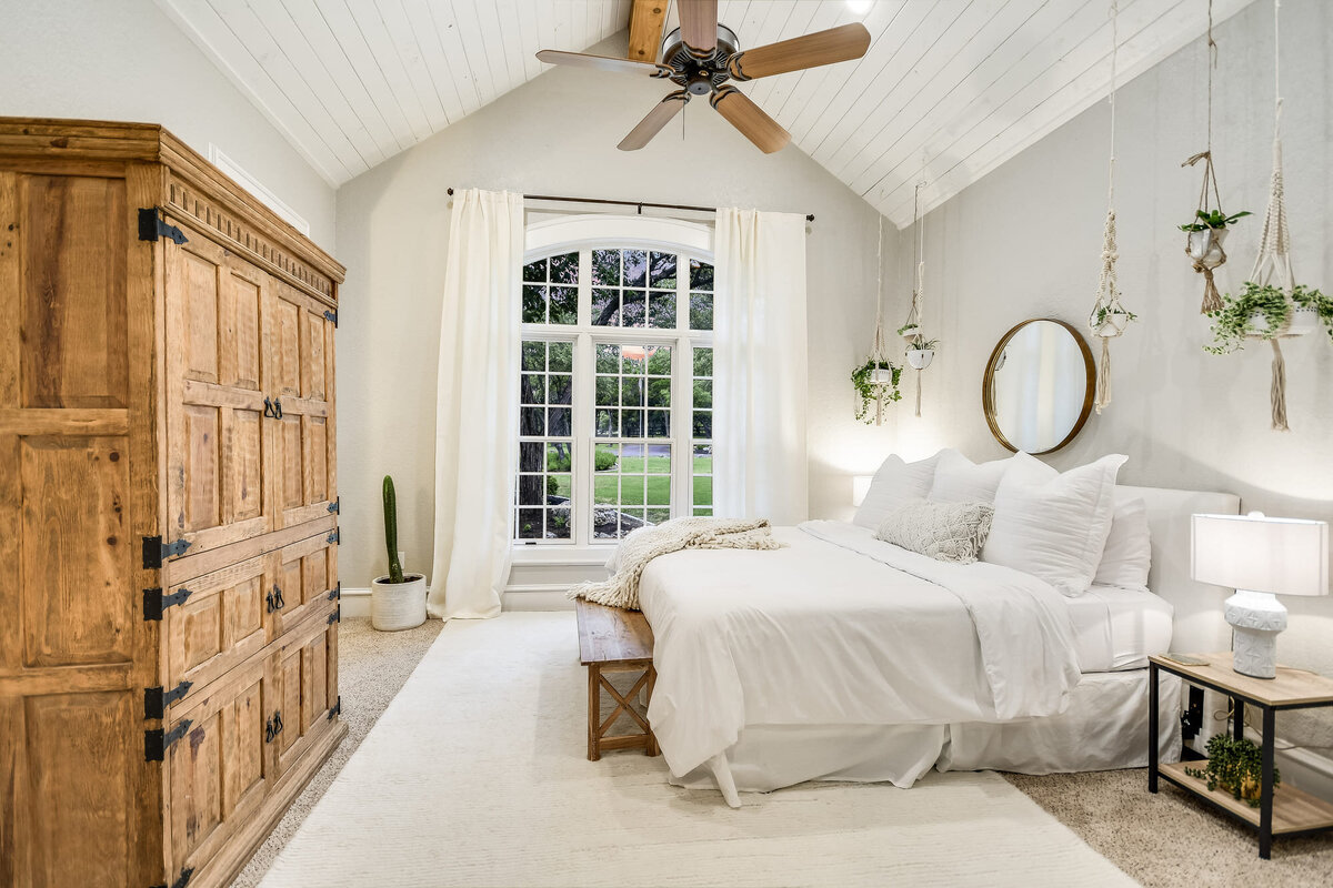 Bedroom with double bed, side lamps and ceiling fan