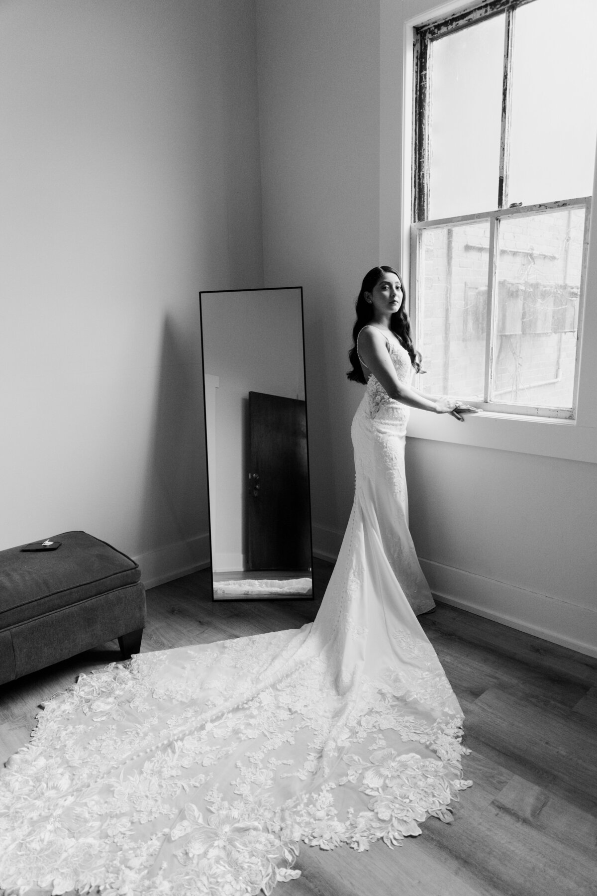 latina-bride-in-her-suite-portrait-simplamor-photography