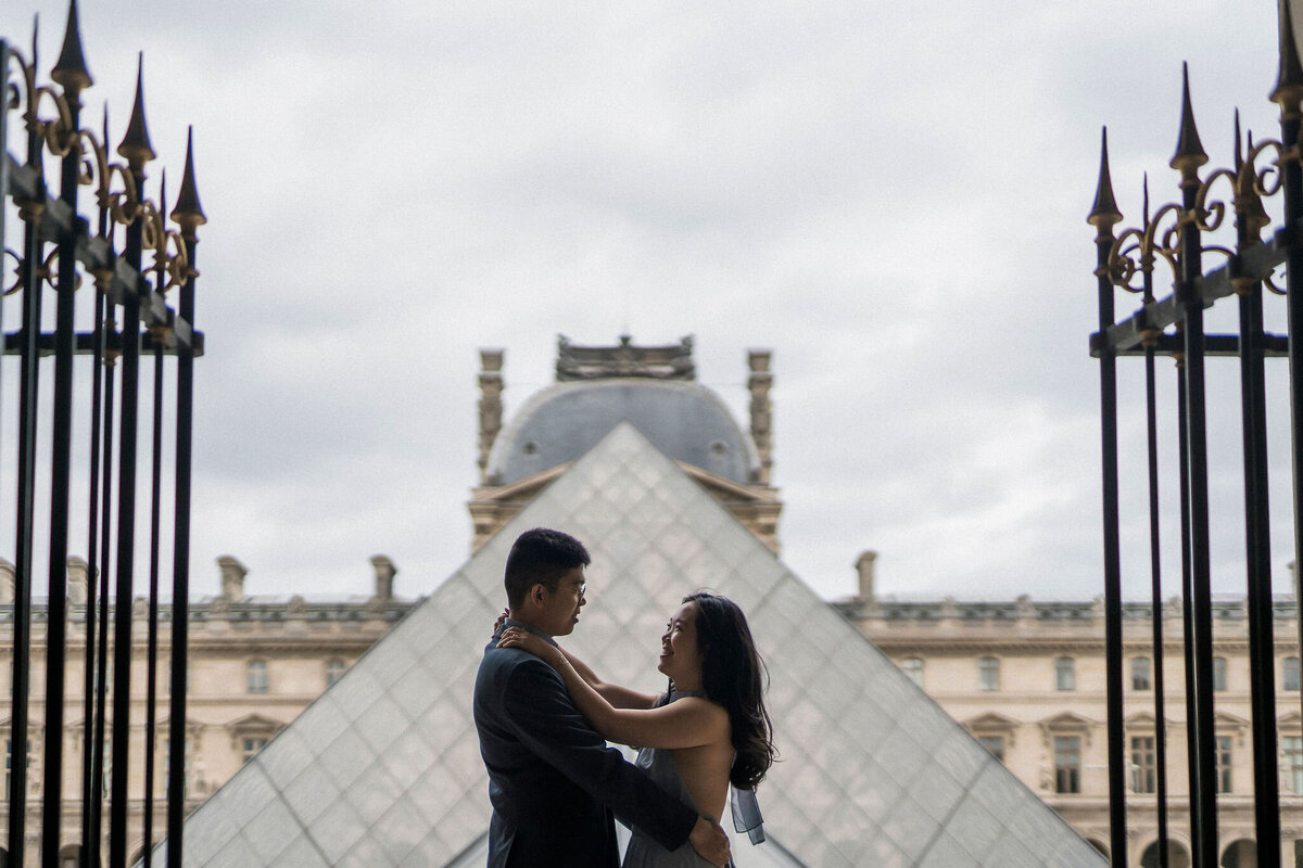 079-Paris-Engagement-Cinematic-Romance-travel-Editorial-Luxury-Fine-Art-Lisa-Vigliotta-Photography