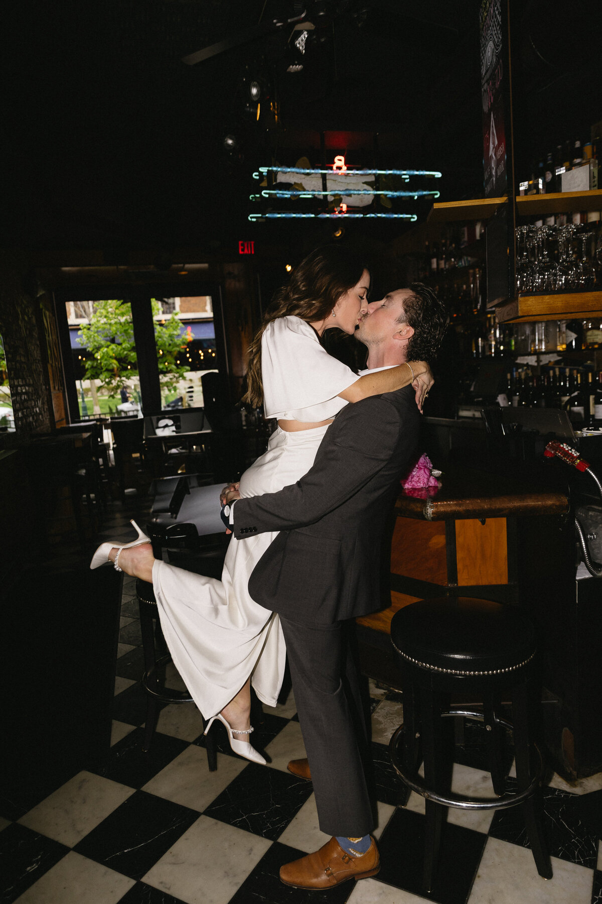 couple-kissing-in-a-bar-3