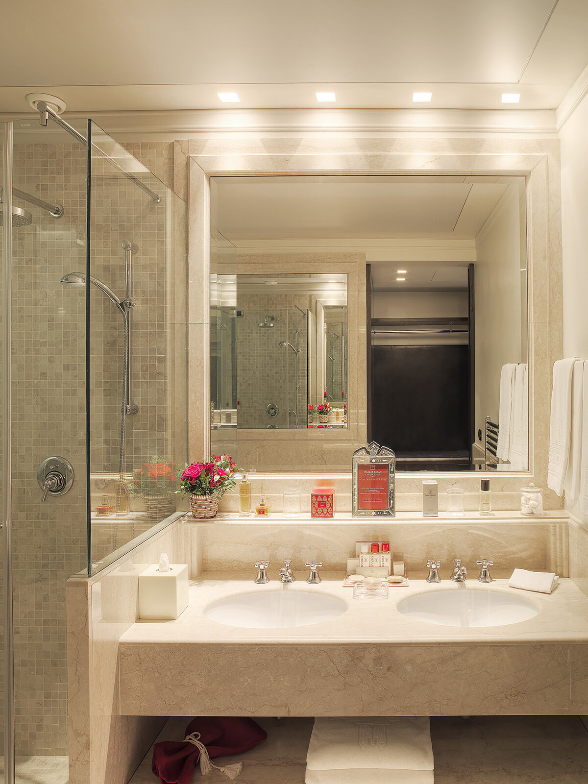 Waterstone - Hassler Collection - Hotel Hassler -Rome - Luxury Boutique Hotel - Grand Deluxe Room bathroom ( 2 ) - Hassler Roma -   300 dpi