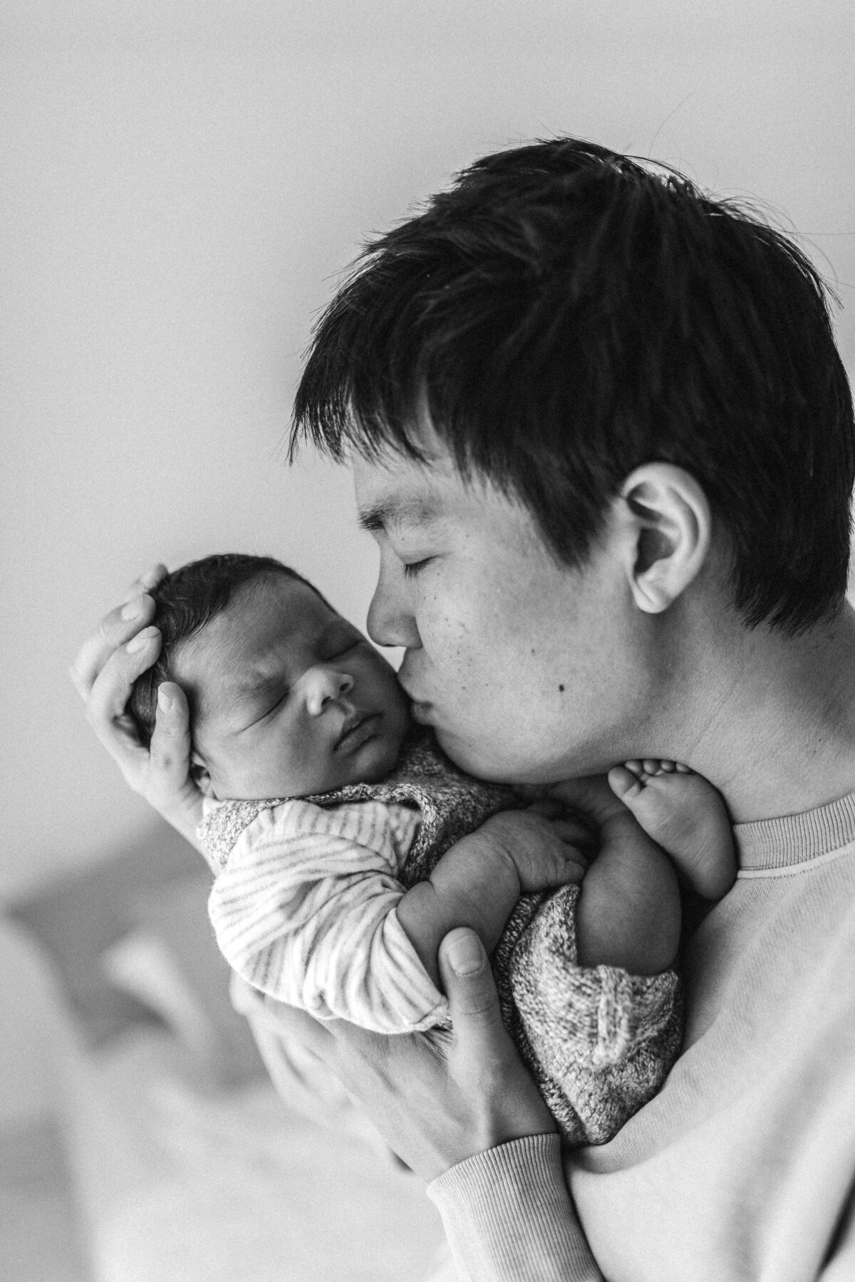 newborn photoshoot hampshire daddy and baby