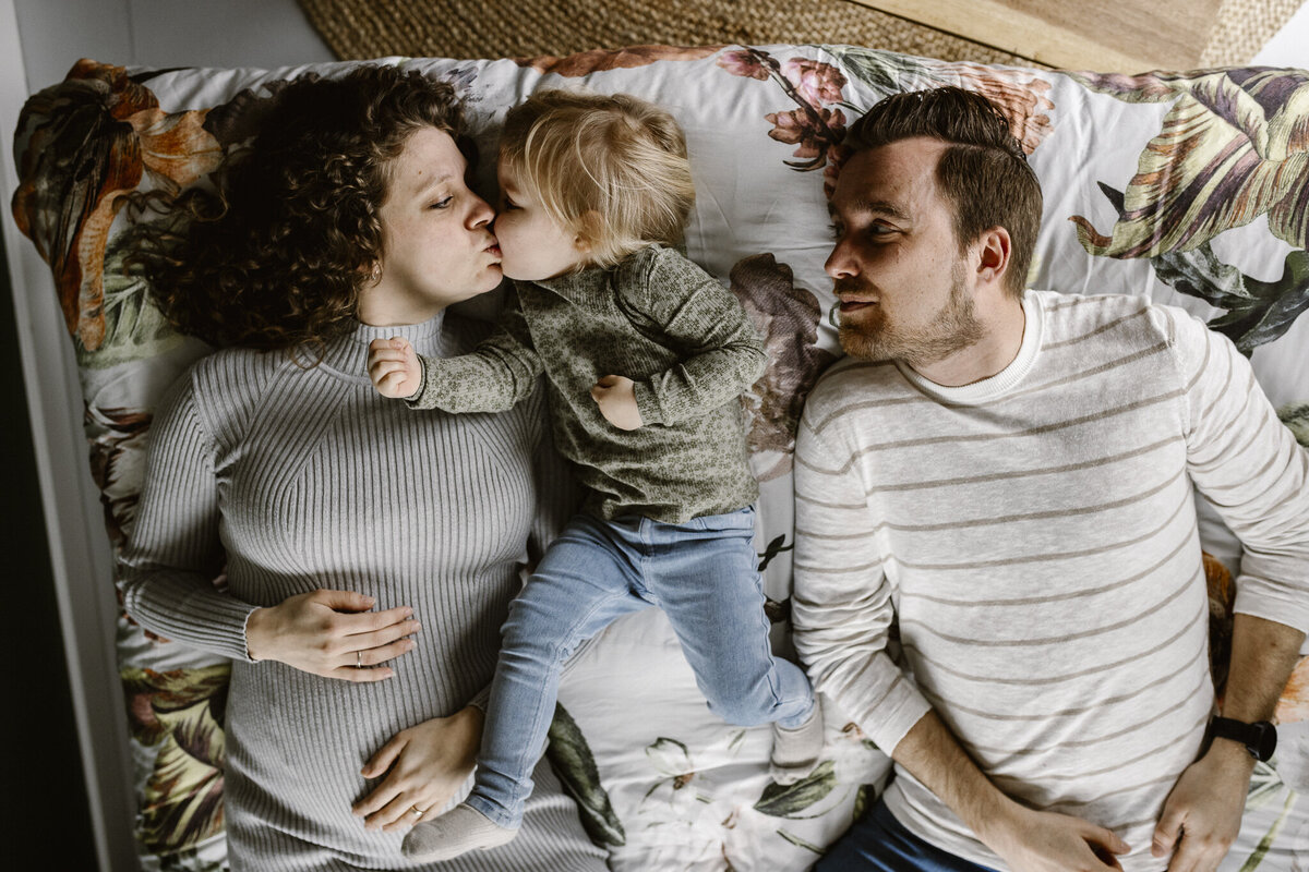 WEB - Amanda, Jesper & Livia Zwangerschapsshoot Lifestyle Homesession | Samantha Bosdijk Photography-24