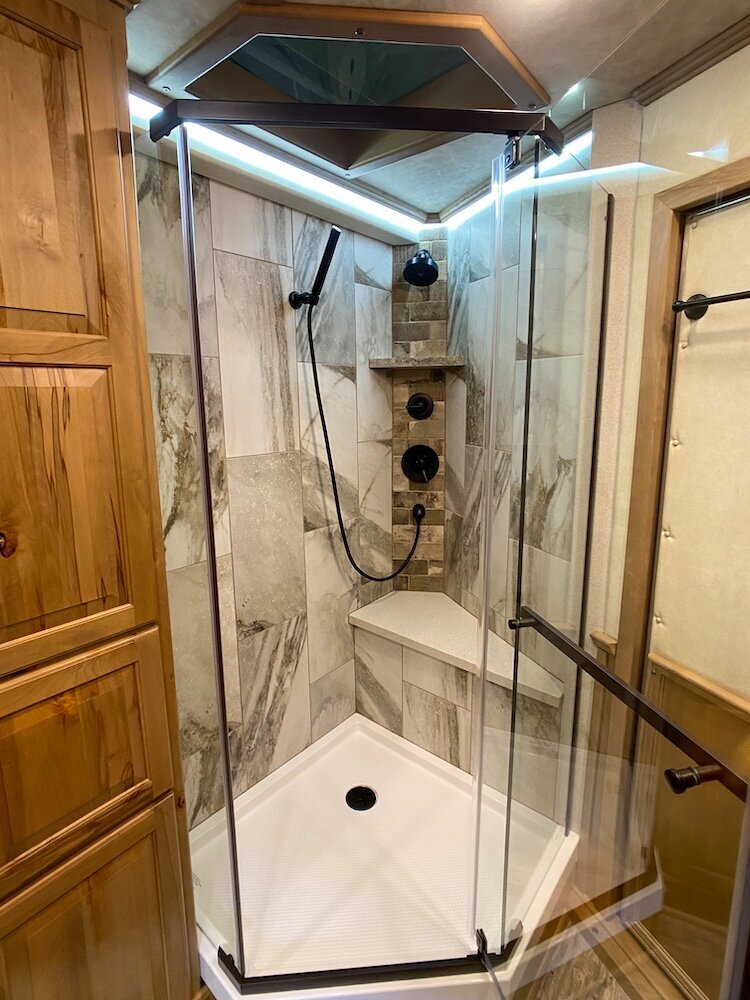 luxury-living-quarter-horse-trailers-trail-boss-conversions-bathrooms-13