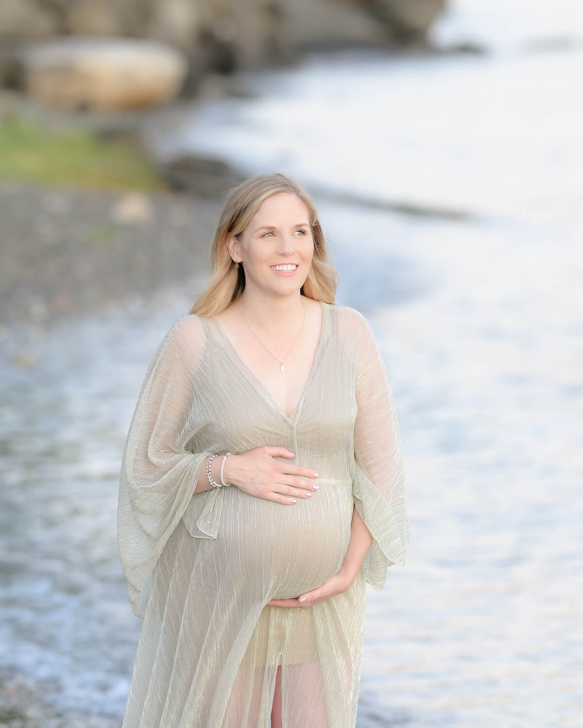 light and airy outdoor maternity photo session by Beth Benecki