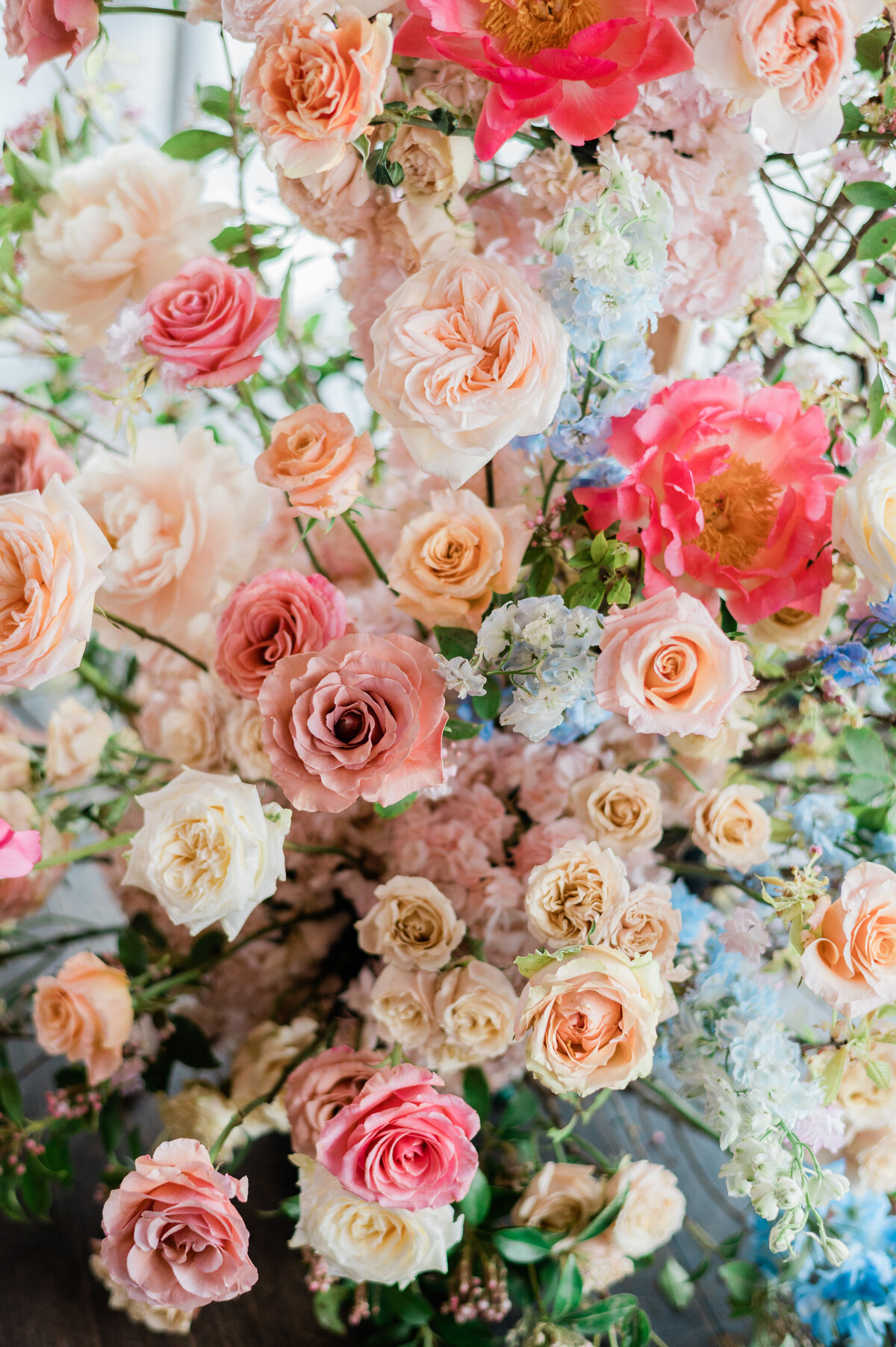 Warm floral arrangement on the wedding arch 