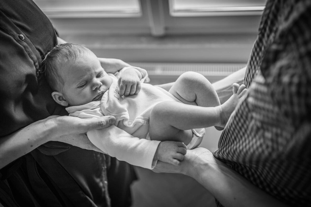 Newborn_foceni_u_vas_doma_KarolinaTicha_rodinna_fotografka_Praha_Praha_vychod_1500_26
