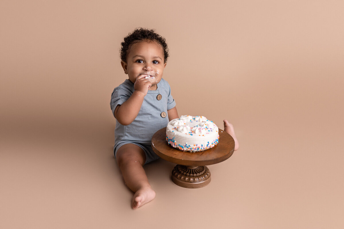 Baby-boy-in-home-cake-smash-photography-session-Frankfort-KY-photographer