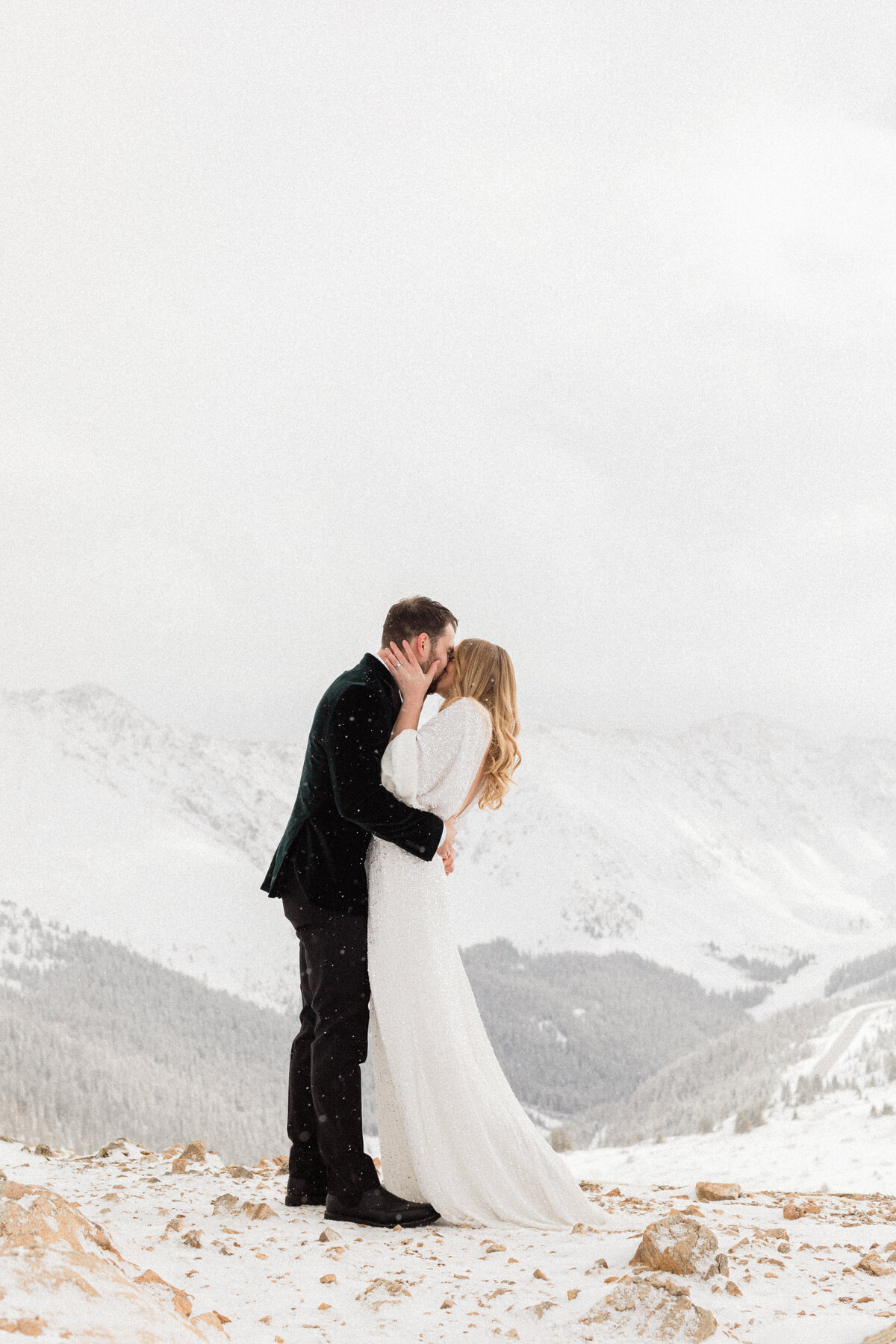 Colorado_Loveland_Pass_Winter_Elopement_By_Diana_Coulter-27