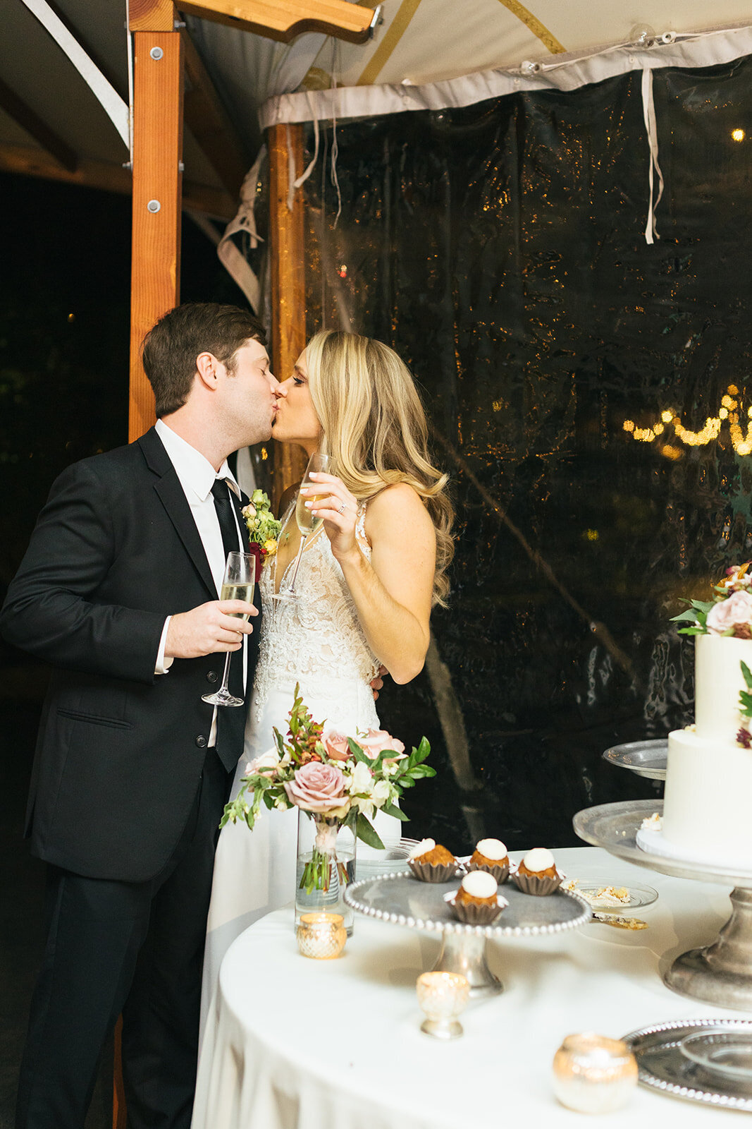 kissing-after-cake-cutting