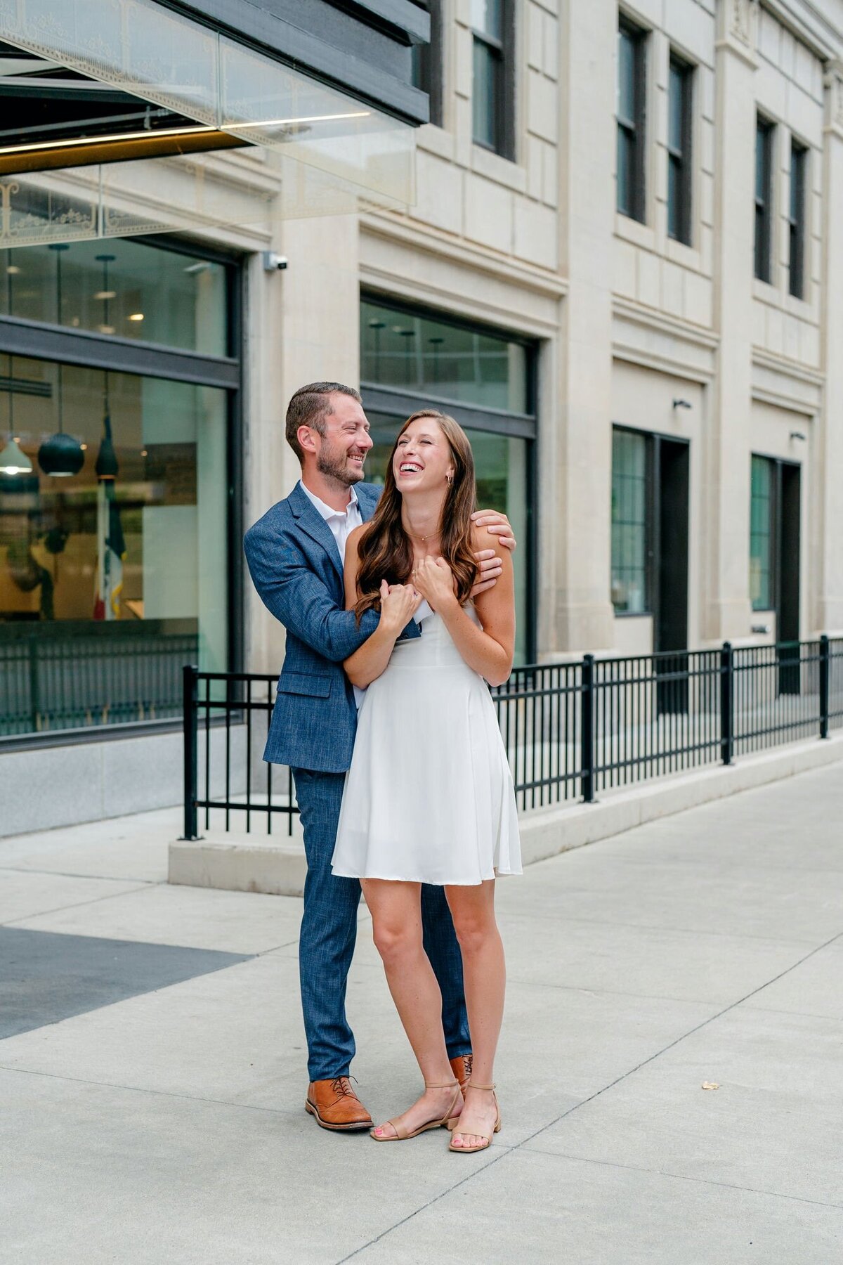 couple-kissing-wide-shot-downtown