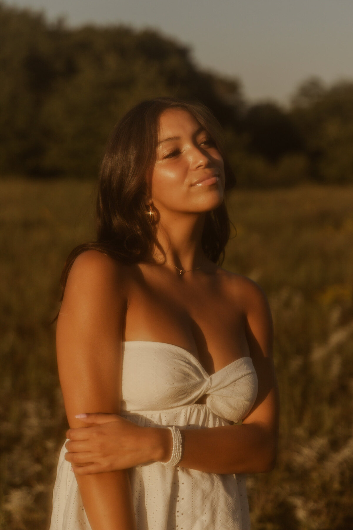 Golden hour direct sun on skin portrait | senior portraits in MN | White Shirt senior photos 